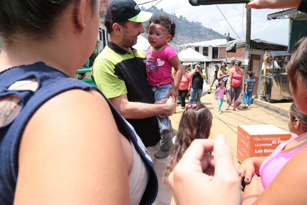 Brigada Comunitaria
Brigada Comunitaria
Fecha: Agosto 27 de 2016. Lugar: Barrio Carpinelo
Para descargar esta fotografía en alta resolución, haga clic sobre la imagen hasta que la misma se despliegue en la pantalla completa; luego dé clic derecho y elija la opción "guardar imagen como". 
En caso de publicación por cualquier medio, solicitamos acompañarla del crédito: "Foto EPM"
Palabras clave: Brigada Comunitaria