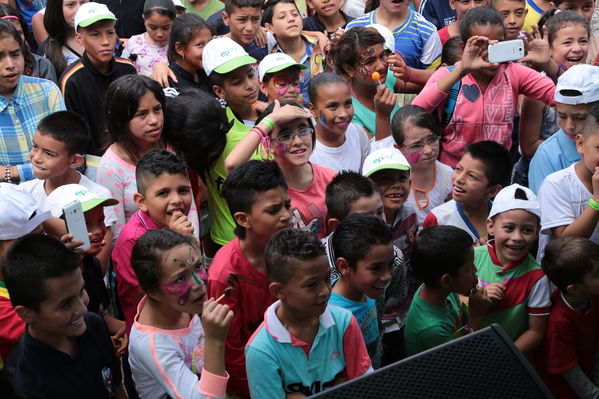 Brigada Comunitaria
Brigada Comunitaria
Fecha: Agosto 27 de 2016. Lugar: Barrio Carpinelo
Para descargar esta fotografía en alta resolución, haga clic sobre la imagen hasta que la misma se despliegue en la pantalla completa; luego dé clic derecho y elija la opción "guardar imagen como". 
En caso de publicación por cualquier medio, solicitamos acompañarla del crédito: "Foto EPM"
Palabras clave: Brigada Comunitaria