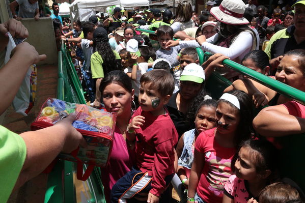 Brigada Comunitaria
Brigada Comunitaria
Fecha: Agosto 27 de 2016. Lugar: Barrio Carpinelo
Para descargar esta fotografía en alta resolución, haga clic sobre la imagen hasta que la misma se despliegue en la pantalla completa; luego dé clic derecho y elija la opción "guardar imagen como". 
En caso de publicación por cualquier medio, solicitamos acompañarla del crédito: "Foto EPM"
Palabras clave: Brigada Comunitaria