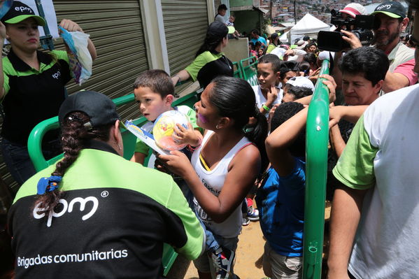 Brigada Comunitaria
Brigada Comunitaria
Fecha: Agosto 27 de 2016. Lugar: Barrio Carpinelo
Para descargar esta fotografía en alta resolución, haga clic sobre la imagen hasta que la misma se despliegue en la pantalla completa; luego dé clic derecho y elija la opción "guardar imagen como". 
En caso de publicación por cualquier medio, solicitamos acompañarla del crédito: "Foto EPM"
Palabras clave: Brigada Comunitaria