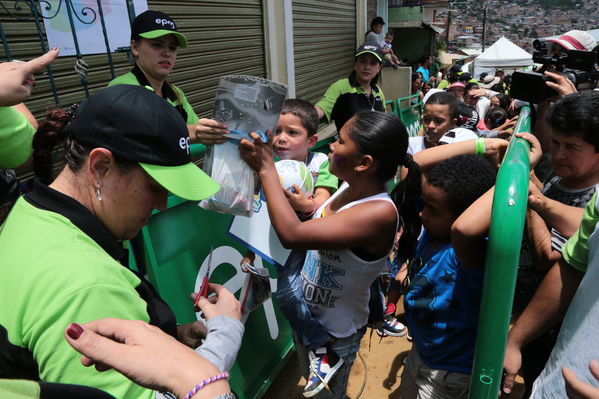 Brigada Comunitaria
Brigada Comunitaria
Fecha: Agosto 27 de 2016. Lugar: Barrio Carpinelo
Para descargar esta fotografía en alta resolución, haga clic sobre la imagen hasta que la misma se despliegue en la pantalla completa; luego dé clic derecho y elija la opción "guardar imagen como". 
En caso de publicación por cualquier medio, solicitamos acompañarla del crédito: "Foto EPM"
Palabras clave: Brigada Comunitaria