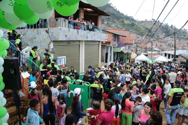 Brigada Comunitaria
Brigada Comunitaria
Fecha: Agosto 27 de 2016. Lugar: Barrio Carpinelo
Para descargar esta fotografía en alta resolución, haga clic sobre la imagen hasta que la misma se despliegue en la pantalla completa; luego dé clic derecho y elija la opción "guardar imagen como". 
En caso de publicación por cualquier medio, solicitamos acompañarla del crédito: "Foto EPM"
Palabras clave: Brigada Comunitaria