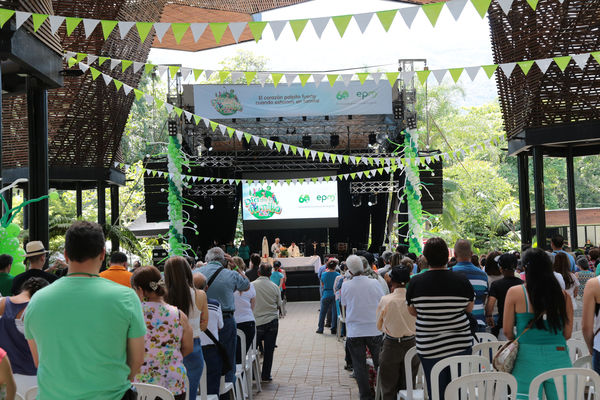 Día de la Familia 2015 
Día de la Familia 2015         
Fecha: Agosto 29 de 2015. Lugar: Medellín – Jardín Botánico y Parque Explora
Para descargar esta fotografía en alta resolución, haga clic sobre la imagen hasta que la misma se despliegue en la pantalla completa; luego dé clic derecho y elija la opción "guardar imagen como". 
En caso de publicación por cualquier medio, solicitamos acompañarla del crédito: "Foto EPM"
Palabras clave: Día  Familia 2015