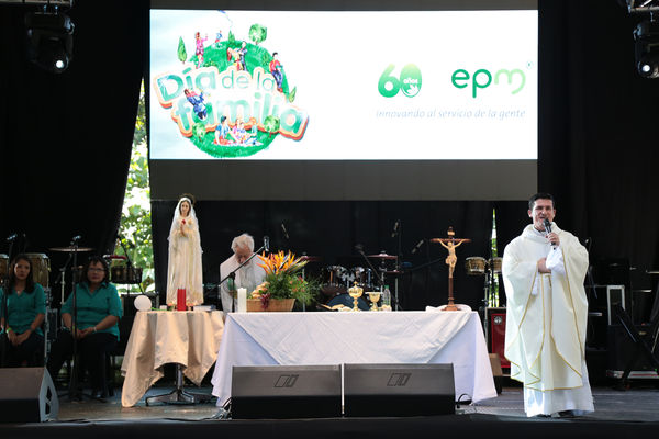 Día de la Familia 2015 
Día de la Familia 2015         
Fecha: Agosto 29 de 2015. Lugar: Medellín – Jardín Botánico y Parque Explora
Para descargar esta fotografía en alta resolución, haga clic sobre la imagen hasta que la misma se despliegue en la pantalla completa; luego dé clic derecho y elija la opción "guardar imagen como". 
En caso de publicación por cualquier medio, solicitamos acompañarla del crédito: "Foto EPM"
Palabras clave: Día  Familia 2015