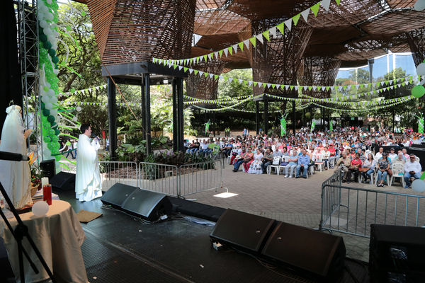 Día de la Familia 2015 
Día de la Familia 2015         
Fecha: Agosto 29 de 2015. Lugar: Medellín – Jardín Botánico y Parque Explora
Para descargar esta fotografía en alta resolución, haga clic sobre la imagen hasta que la misma se despliegue en la pantalla completa; luego dé clic derecho y elija la opción "guardar imagen como". 
En caso de publicación por cualquier medio, solicitamos acompañarla del crédito: "Foto EPM"
Palabras clave: Día  Familia 2015