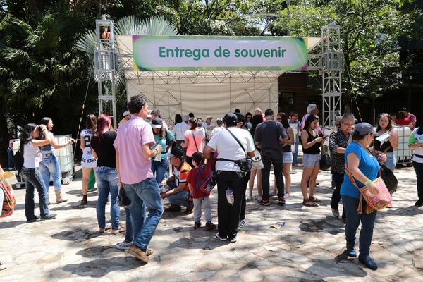 Día de la Familia 2015 
Día de la Familia 2015         
Fecha: Agosto 29 de 2015. Lugar: Medellín – Jardín Botánico y Parque Explora
Para descargar esta fotografía en alta resolución, haga clic sobre la imagen hasta que la misma se despliegue en la pantalla completa; luego dé clic derecho y elija la opción "guardar imagen como". 
En caso de publicación por cualquier medio, solicitamos acompañarla del crédito: "Foto EPM"
Palabras clave: Día  Familia 2015