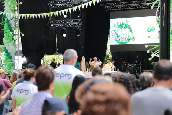 Día de la Familia 2015 
Día de la Familia 2015         
Fecha: Agosto 29 de 2015. Lugar: Medellín – Jardín Botánico y Parque Explora
Para descargar esta fotografía en alta resolución, haga clic sobre la imagen hasta que la misma se despliegue en la pantalla completa; luego dé clic derecho y elija la opción "guardar imagen como". 
En caso de publicación por cualquier medio, solicitamos acompañarla del crédito: "Foto EPM"
Palabras clave: Día  Familia 2015