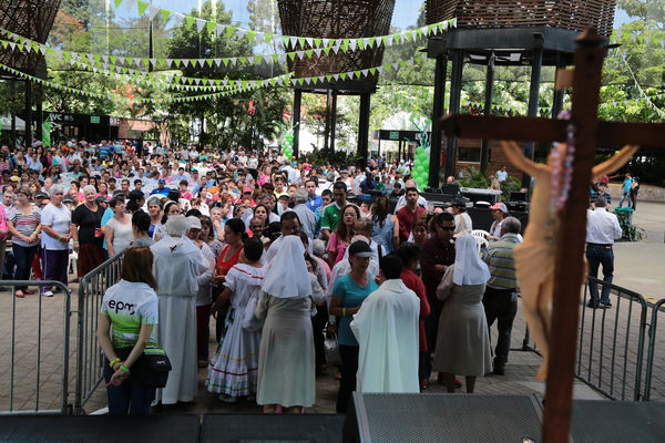 Día de la Familia 2015 
Día de la Familia 2015         
Fecha: Agosto 29 de 2015. Lugar: Medellín – Jardín Botánico y Parque Explora
Para descargar esta fotografía en alta resolución, haga clic sobre la imagen hasta que la misma se despliegue en la pantalla completa; luego dé clic derecho y elija la opción "guardar imagen como". 
En caso de publicación por cualquier medio, solicitamos acompañarla del crédito: "Foto EPM"
Palabras clave: Día Familia 2015