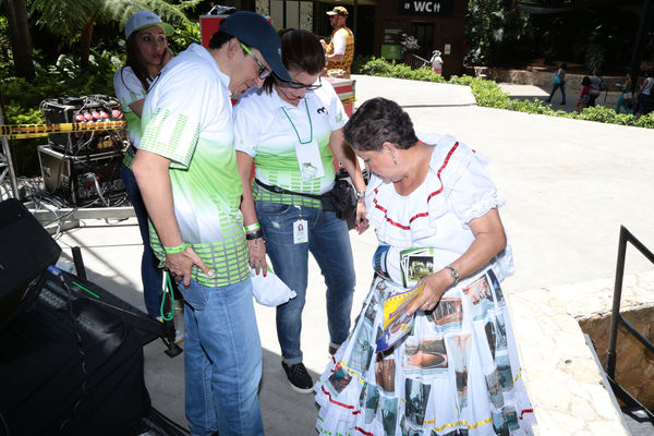 Día de la Familia 2015 
Día de la Familia 2015         
Fecha: Agosto 29 de 2015. Lugar: Medellín – Jardín Botánico y Parque Explora
Para descargar esta fotografía en alta resolución, haga clic sobre la imagen hasta que la misma se despliegue en la pantalla completa; luego dé clic derecho y elija la opción "guardar imagen como". 
En caso de publicación por cualquier medio, solicitamos acompañarla del crédito: "Foto EPM"
Palabras clave: Día Familia 2015