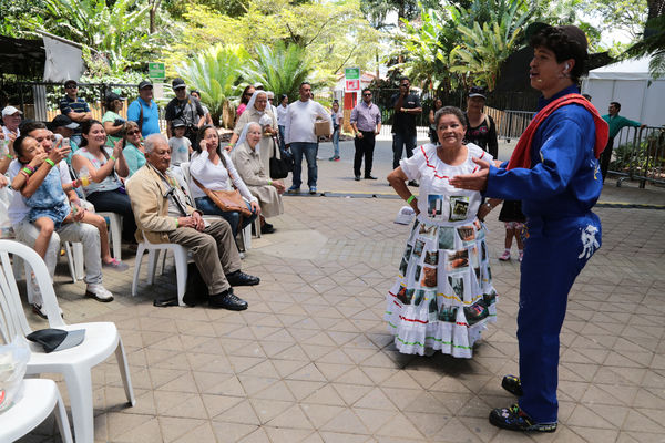 Día de la Familia 2015 
Día de la Familia 2015         
Fecha: Agosto 29 de 2015. Lugar: Medellín – Jardín Botánico y Parque Explora
Para descargar esta fotografía en alta resolución, haga clic sobre la imagen hasta que la misma se despliegue en la pantalla completa; luego dé clic derecho y elija la opción "guardar imagen como". 
En caso de publicación por cualquier medio, solicitamos acompañarla del crédito: "Foto EPM"
Palabras clave: Día Familia 2015