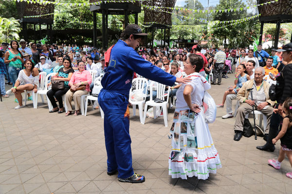 Día de la Familia 2015 
Día de la Familia 2015         
Fecha: Agosto 29 de 2015. Lugar: Medellín – Jardín Botánico y Parque Explora
Para descargar esta fotografía en alta resolución, haga clic sobre la imagen hasta que la misma se despliegue en la pantalla completa; luego dé clic derecho y elija la opción "guardar imagen como". 
En caso de publicación por cualquier medio, solicitamos acompañarla del crédito: "Foto EPM"
Palabras clave: Día Familia 2015