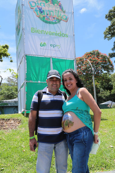 Día de la Familia 2015 
Día de la Familia 2015         
Fecha: Agosto 29 de 2015. Lugar: Medellín – Jardín Botánico y Parque Explora
Para descargar esta fotografía en alta resolución, haga clic sobre la imagen hasta que la misma se despliegue en la pantalla completa; luego dé clic derecho y elija la opción "guardar imagen como". 
En caso de publicación por cualquier medio, solicitamos acompañarla del crédito: "Foto EPM"
Palabras clave: Día Familia 2015