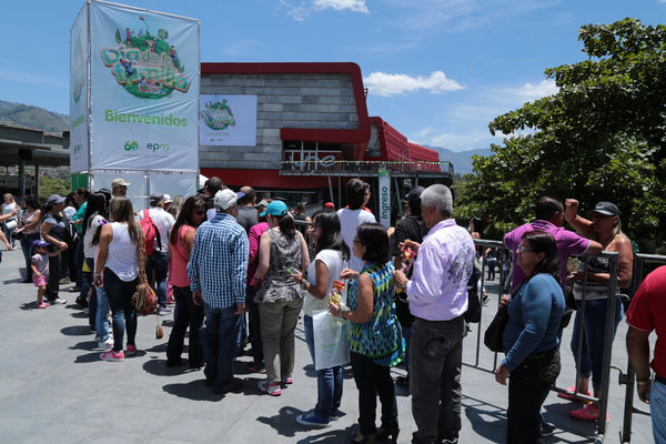 Día de la Familia 2015 
Día de la Familia 2015         
Fecha: Agosto 29 de 2015. Lugar: Medellín – Jardín Botánico y Parque Explora
Para descargar esta fotografía en alta resolución, haga clic sobre la imagen hasta que la misma se despliegue en la pantalla completa; luego dé clic derecho y elija la opción "guardar imagen como". 
En caso de publicación por cualquier medio, solicitamos acompañarla del crédito: "Foto EPM"
Palabras clave: Día Familia 2015