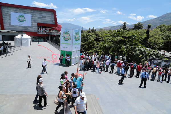 Día de la Familia 2015 
Día de la Familia 2015         
Fecha: Agosto 29 de 2015. Lugar: Medellín – Jardín Botánico y Parque Explora
Para descargar esta fotografía en alta resolución, haga clic sobre la imagen hasta que la misma se despliegue en la pantalla completa; luego dé clic derecho y elija la opción "guardar imagen como". 
En caso de publicación por cualquier medio, solicitamos acompañarla del crédito: "Foto EPM"
Palabras clave: Día Familia 2015