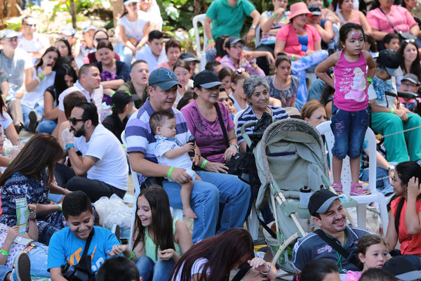 Día de la Familia 2015 
Día de la Familia 2015         
Fecha: Agosto 29 de 2015. Lugar: Medellín – Jardín Botánico y Parque Explora
Para descargar esta fotografía en alta resolución, haga clic sobre la imagen hasta que la misma se despliegue en la pantalla completa; luego dé clic derecho y elija la opción "guardar imagen como". 
En caso de publicación por cualquier medio, solicitamos acompañarla del crédito: "Foto EPM"
Palabras clave: Día Familia 2015