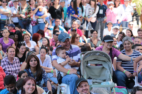 Día de la Familia 2015 
Día de la Familia 2015         
Fecha: Agosto 29 de 2015. Lugar: Medellín – Jardín Botánico y Parque Explora
Para descargar esta fotografía en alta resolución, haga clic sobre la imagen hasta que la misma se despliegue en la pantalla completa; luego dé clic derecho y elija la opción "guardar imagen como". 
En caso de publicación por cualquier medio, solicitamos acompañarla del crédito: "Foto EPM"
Palabras clave: Día Familia 2015
