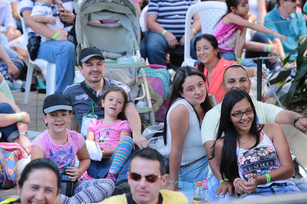 Día de la Familia 2015 
Día de la Familia 2015         
Fecha: Agosto 29 de 2015. Lugar: Medellín – Jardín Botánico y Parque Explora
Para descargar esta fotografía en alta resolución, haga clic sobre la imagen hasta que la misma se despliegue en la pantalla completa; luego dé clic derecho y elija la opción "guardar imagen como". 
En caso de publicación por cualquier medio, solicitamos acompañarla del crédito: "Foto EPM"
Palabras clave: Día Familia 2015