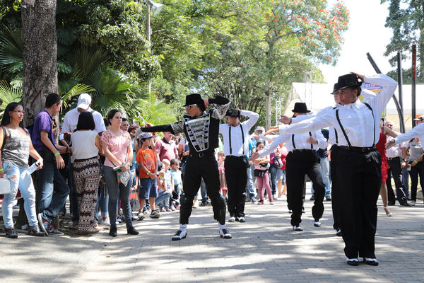 Día de la Familia 2015 
Día de la Familia 2015         
Fecha: Agosto 29 de 2015. Lugar: Medellín – Jardín Botánico y Parque Explora
Para descargar esta fotografía en alta resolución, haga clic sobre la imagen hasta que la misma se despliegue en la pantalla completa; luego dé clic derecho y elija la opción "guardar imagen como". 
En caso de publicación por cualquier medio, solicitamos acompañarla del crédito: "Foto EPM"
Palabras clave: Día Familia 2015