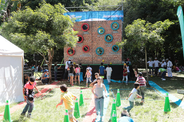 Día de la Familia 2015 
Día de la Familia 2015         
Fecha: Agosto 29 de 2015. Lugar: Medellín – Jardín Botánico y Parque Explora
Para descargar esta fotografía en alta resolución, haga clic sobre la imagen hasta que la misma se despliegue en la pantalla completa; luego dé clic derecho y elija la opción "guardar imagen como". 
En caso de publicación por cualquier medio, solicitamos acompañarla del crédito: "Foto EPM"
Palabras clave: Día Familia 2015