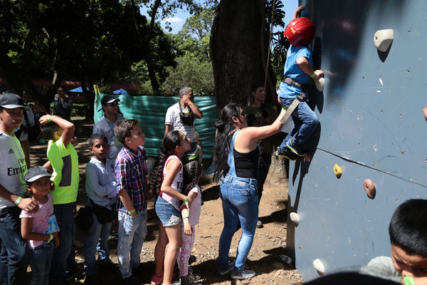 Día de la Familia 2015 
Día de la Familia 2015         
Fecha: Agosto 29 de 2015. Lugar: Medellín – Jardín Botánico y Parque Explora
Para descargar esta fotografía en alta resolución, haga clic sobre la imagen hasta que la misma se despliegue en la pantalla completa; luego dé clic derecho y elija la opción "guardar imagen como". 
En caso de publicación por cualquier medio, solicitamos acompañarla del crédito: "Foto EPM"
