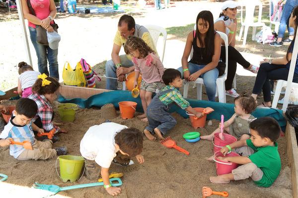 Día de la Familia 2015 
Día de la Familia 2015         
Fecha: Agosto 29 de 2015. Lugar: Medellín – Jardín Botánico y Parque Explora
Para descargar esta fotografía en alta resolución, haga clic sobre la imagen hasta que la misma se despliegue en la pantalla completa; luego dé clic derecho y elija la opción "guardar imagen como". 
En caso de publicación por cualquier medio, solicitamos acompañarla del crédito: "Foto EPM"
Palabras clave: Día Familia 2015