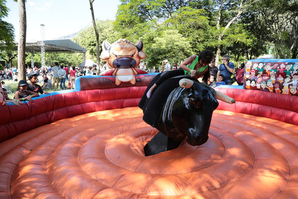 Día de la Familia 2015 
Día de la Familia 2015         
Fecha: Agosto 29 de 2015. Lugar: Medellín – Jardín Botánico y Parque Explora
Para descargar esta fotografía en alta resolución, haga clic sobre la imagen hasta que la misma se despliegue en la pantalla completa; luego dé clic derecho y elija la opción "guardar imagen como". 
En caso de publicación por cualquier medio, solicitamos acompañarla del crédito: "Foto EPM"
Palabras clave: Día Familia 2015