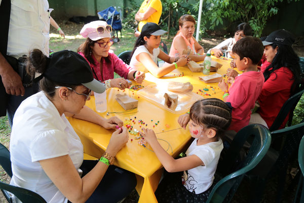 Día de la Familia 2015 
Día de la Familia 2015         
Fecha: Agosto 29 de 2015. Lugar: Medellín – Jardín Botánico y Parque Explora
Para descargar esta fotografía en alta resolución, haga clic sobre la imagen hasta que la misma se despliegue en la pantalla completa; luego dé clic derecho y elija la opción "guardar imagen como". 
En caso de publicación por cualquier medio, solicitamos acompañarla del crédito: "Foto EPM"
Palabras clave: Día Familia 2015