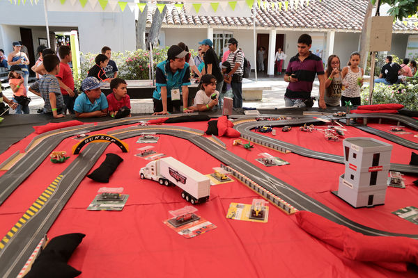 Día de la Familia 2015 
Día de la Familia 2015         
Fecha: Agosto 29 de 2015. Lugar: Medellín – Jardín Botánico y Parque Explora
Para descargar esta fotografía en alta resolución, haga clic sobre la imagen hasta que la misma se despliegue en la pantalla completa; luego dé clic derecho y elija la opción "guardar imagen como". 
En caso de publicación por cualquier medio, solicitamos acompañarla del crédito: "Foto EPM"
Palabras clave: Día Familia 2015