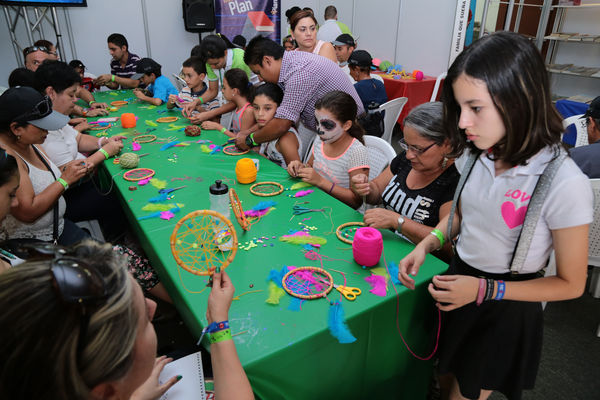 Día de la Familia 2015 
Día de la Familia 2015         
Fecha: Agosto 29 de 2015. Lugar: Medellín – Jardín Botánico y Parque Explora
Para descargar esta fotografía en alta resolución, haga clic sobre la imagen hasta que la misma se despliegue en la pantalla completa; luego dé clic derecho y elija la opción "guardar imagen como". 
En caso de publicación por cualquier medio, solicitamos acompañarla del crédito: "Foto EPM"
Palabras clave: Día Familia 2015