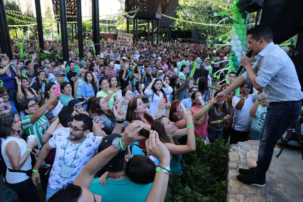 Día de la Familia 2015 
Día de la Familia 2015         
Fecha: Agosto 29 de 2015. Lugar: Medellín – Jardín Botánico y Parque Explora
Para descargar esta fotografía en alta resolución, haga clic sobre la imagen hasta que la misma se despliegue en la pantalla completa; luego dé clic derecho y elija la opción "guardar imagen como". 
En caso de publicación por cualquier medio, solicitamos acompañarla del crédito: "Foto EPM"
Palabras clave: Día Familia 2015