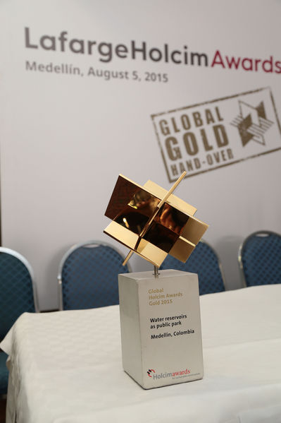 Entrega del Premio Holcim – UVA
Entrega del Premio Holcim – UVA        
Fecha: Agosto 6 de 2015. Lugar: Medellín – Hotel Intercontinental
Para descargar esta fotografía en alta resolución, haga clic sobre la imagen hasta que la misma se despliegue en la pantalla completa; luego dé clic derecho y elija la opción "guardar imagen como". 
En caso de publicación por cualquier medio, solicitamos acompañarla del crédito: "Foto EPM"

Palabras clave: Entrega Premio Holcim UVA