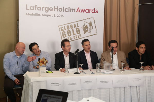 Entrega del Premio Holcim – UVA
Entrega del Premio Holcim – UVA        
Fecha: Agosto 6 de 2015. Lugar: Medellín – Hotel Intercontinental
Para descargar esta fotografía en alta resolución, haga clic sobre la imagen hasta que la misma se despliegue en la pantalla completa; luego dé clic derecho y elija la opción "guardar imagen como". 
En caso de publicación por cualquier medio, solicitamos acompañarla del crédito: "Foto EPM"

Palabras clave: Entrega Premio Holcim UVA