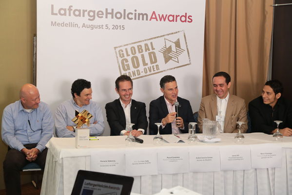 Entrega del Premio Holcim – UVA
Entrega del Premio Holcim – UVA        
Fecha: Agosto 6 de 2015. Lugar: Medellín – Hotel Intercontinental
Para descargar esta fotografía en alta resolución, haga clic sobre la imagen hasta que la misma se despliegue en la pantalla completa; luego dé clic derecho y elija la opción "guardar imagen como". 
En caso de publicación por cualquier medio, solicitamos acompañarla del crédito: "Foto EPM"

Palabras clave: Entrega Premio Holcim UVA