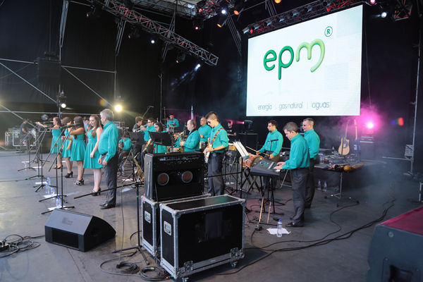 EPM 60 años – Celebración con la comunidad  
EPM 60 años – Celebración con la comunidad        
Fecha: Agosto 6 de 2015. Lugar: Medellín – Parque de los Pies Descalzos-Edificio EPM
Para descargar esta fotografía en alta resolución, haga clic sobre la imagen hasta que la misma se despliegue en la pantalla completa; luego dé clic derecho y elija la opción "guardar imagen como". 
En caso de publicación por cualquier medio, solicitamos acompañarla del crédito: "Foto EPM"
Palabras clave: EPM 60 años Celebración comunidad
