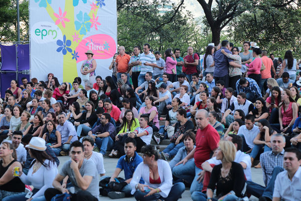 EPM 60 años – Celebración con la comunidad  
EPM 60 años – Celebración con la comunidad        
Fecha: Agosto 6 de 2015. Lugar: Medellín – Parque de los Pies Descalzos-Edificio EPM
Para descargar esta fotografía en alta resolución, haga clic sobre la imagen hasta que la misma se despliegue en la pantalla completa; luego dé clic derecho y elija la opción "guardar imagen como". 
En caso de publicación por cualquier medio, solicitamos acompañarla del crédito: "Foto EPM"
Palabras clave: EPM 60 años Celebración comunidad