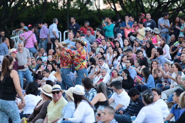 EPM 60 años – Celebración con la comunidad  
EPM 60 años – Celebración con la comunidad        
Fecha: Agosto 6 de 2015. Lugar: Medellín – Parque de los Pies Descalzos-Edificio EPM
Para descargar esta fotografía en alta resolución, haga clic sobre la imagen hasta que la misma se despliegue en la pantalla completa; luego dé clic derecho y elija la opción "guardar imagen como". 
En caso de publicación por cualquier medio, solicitamos acompañarla del crédito: "Foto EPM"
Palabras clave: EPM 60 años Celebración comunidad