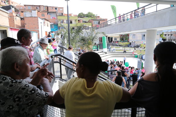 Inauguración de la UVA La Cordialidad
Inauguración de la UVA La Cordialidad
Fecha: Agosto 9 de 2016
Para descargar esta fotografía en alta resolución, haga clic sobre la imagen hasta que la misma se despliegue en la pantalla completa; luego dé clic derecho y elija la opción "guardar imagen como". 
En caso de publicación por cualquier medio, solicitamos acompañarla del crédito: "Foto EPM"
Palabras clave: Inauguración UVA Cordialidad