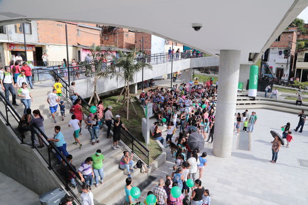 Inauguración de la UVA La Cordialidad
Inauguración de la UVA La Cordialidad
Fecha: Agosto 9 de 2016
Para descargar esta fotografía en alta resolución, haga clic sobre la imagen hasta que la misma se despliegue en la pantalla completa; luego dé clic derecho y elija la opción "guardar imagen como". 
En caso de publicación por cualquier medio, solicitamos acompañarla del crédito: "Foto EPM"
Palabras clave: Inauguración UVA Cordialidad