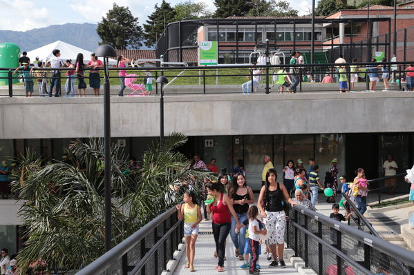 Inauguración de la UVA La Cordialidad
Inauguración de la UVA La Cordialidad
Fecha: Agosto 9 de 2016
Para descargar esta fotografía en alta resolución, haga clic sobre la imagen hasta que la misma se despliegue en la pantalla completa; luego dé clic derecho y elija la opción "guardar imagen como". 
En caso de publicación por cualquier medio, solicitamos acompañarla del crédito: "Foto EPM"
Palabras clave: Inauguración UVA Cordialidad