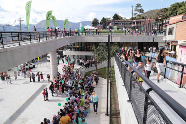 Inauguración de la UVA La Cordialidad
Inauguración de la UVA La Cordialidad
Fecha: Agosto 9 de 2016
Para descargar esta fotografía en alta resolución, haga clic sobre la imagen hasta que la misma se despliegue en la pantalla completa; luego dé clic derecho y elija la opción "guardar imagen como". 
En caso de publicación por cualquier medio, solicitamos acompañarla del crédito: "Foto EPM"
Palabras clave: Inauguración UVA Cordialidad