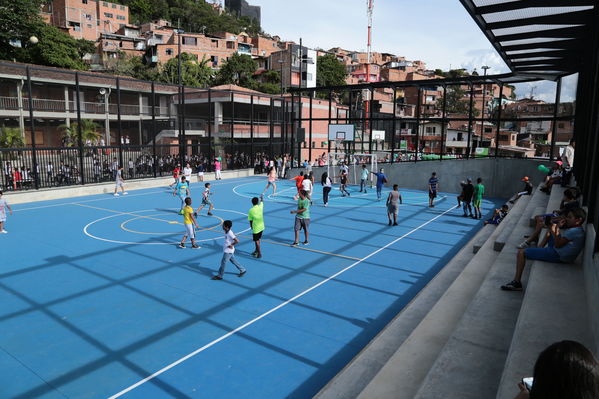 Inauguración de la UVA La Cordialidad
Inauguración de la UVA La Cordialidad
Fecha: Agosto 9 de 2016
Para descargar esta fotografía en alta resolución, haga clic sobre la imagen hasta que la misma se despliegue en la pantalla completa; luego dé clic derecho y elija la opción "guardar imagen como". 
En caso de publicación por cualquier medio, solicitamos acompañarla del crédito: "Foto EPM"
Palabras clave: Inauguración UVA Cordialidad