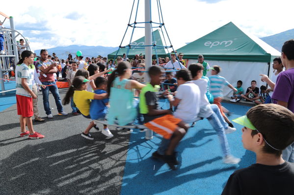 Inauguración de la UVA La Cordialidad
Inauguración de la UVA La Cordialidad
Fecha: Agosto 9 de 2016
Para descargar esta fotografía en alta resolución, haga clic sobre la imagen hasta que la misma se despliegue en la pantalla completa; luego dé clic derecho y elija la opción "guardar imagen como". 
En caso de publicación por cualquier medio, solicitamos acompañarla del crédito: "Foto EPM"
Palabras clave: Inauguración UVA Cordialidad