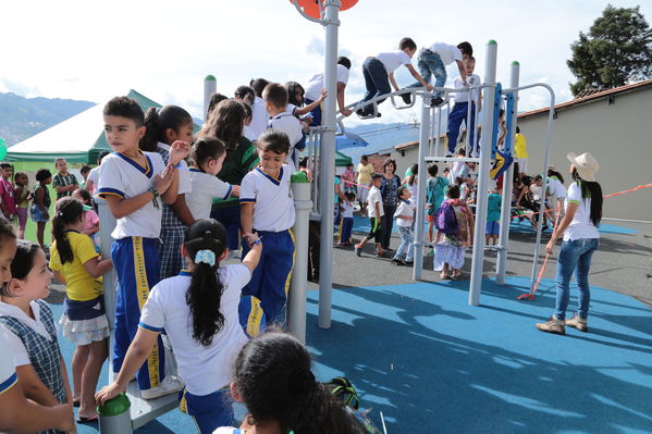 Inauguración de la UVA La Cordialidad
Inauguración de la UVA La Cordialidad
Fecha: Agosto 9 de 2016
Para descargar esta fotografía en alta resolución, haga clic sobre la imagen hasta que la misma se despliegue en la pantalla completa; luego dé clic derecho y elija la opción "guardar imagen como". 
En caso de publicación por cualquier medio, solicitamos acompañarla del crédito: "Foto EPM"
Palabras clave: Inauguración UVA Cordialidad