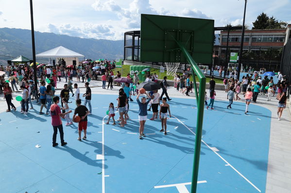 Inauguración de la UVA La Cordialidad
Inauguración de la UVA La Cordialidad
Fecha: Agosto 9 de 2016
Para descargar esta fotografía en alta resolución, haga clic sobre la imagen hasta que la misma se despliegue en la pantalla completa; luego dé clic derecho y elija la opción "guardar imagen como". 
En caso de publicación por cualquier medio, solicitamos acompañarla del crédito: "Foto EPM"
Palabras clave: Inauguración UVA Cordialidad