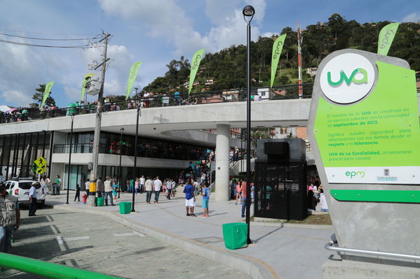Inauguración de la UVA La Cordialidad
Inauguración de la UVA La Cordialidad
Fecha: Agosto 9 de 2016
Para descargar esta fotografía en alta resolución, haga clic sobre la imagen hasta que la misma se despliegue en la pantalla completa; luego dé clic derecho y elija la opción "guardar imagen como". 
En caso de publicación por cualquier medio, solicitamos acompañarla del crédito: "Foto EPM"
Palabras clave: Inauguración UVA Cordialidad