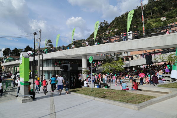 Inauguración de la UVA La Cordialidad
Inauguración de la UVA La Cordialidad
Fecha: Agosto 9 de 2016
Para descargar esta fotografía en alta resolución, haga clic sobre la imagen hasta que la misma se despliegue en la pantalla completa; luego dé clic derecho y elija la opción "guardar imagen como". 
En caso de publicación por cualquier medio, solicitamos acompañarla del crédito: "Foto EPM"
Palabras clave: Inauguración UVA Cordialidad