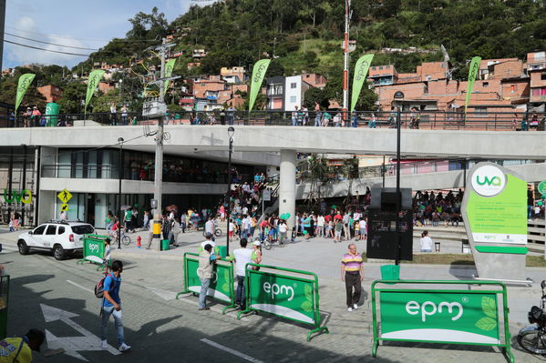 Inauguración de la UVA La Cordialidad
Inauguración de la UVA La Cordialidad
Fecha: Agosto 9 de 2016
Para descargar esta fotografía en alta resolución, haga clic sobre la imagen hasta que la misma se despliegue en la pantalla completa; luego dé clic derecho y elija la opción "guardar imagen como". 
En caso de publicación por cualquier medio, solicitamos acompañarla del crédito: "Foto EPM"
Palabras clave: Inauguración UVA Cordialidad