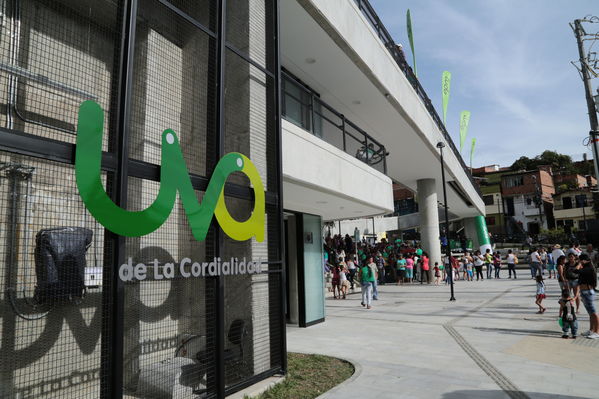 Inauguración de la UVA La Cordialidad
Inauguración de la UVA La Cordialidad
Fecha: Agosto 9 de 2016
Para descargar esta fotografía en alta resolución, haga clic sobre la imagen hasta que la misma se despliegue en la pantalla completa; luego dé clic derecho y elija la opción "guardar imagen como". 
En caso de publicación por cualquier medio, solicitamos acompañarla del crédito: "Foto EPM"
Palabras clave: Inauguración UVA Cordialidad