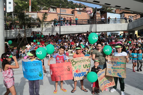 Inauguración de la UVA La Cordialidad
Inauguración de la UVA La Cordialidad
Fecha: Agosto 9 de 2016
Para descargar esta fotografía en alta resolución, haga clic sobre la imagen hasta que la misma se despliegue en la pantalla completa; luego dé clic derecho y elija la opción "guardar imagen como". 
En caso de publicación por cualquier medio, solicitamos acompañarla del crédito: "Foto EPM"
Palabras clave: Inauguración UVA Cordialidad
