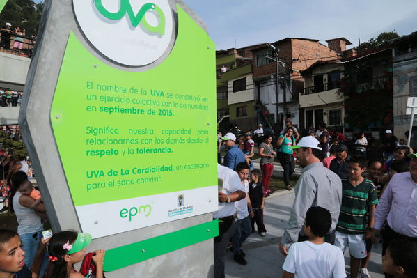 Inauguración de la UVA La Cordialidad
Inauguración de la UVA La Cordialidad
Fecha: Agosto 9 de 2016
Para descargar esta fotografía en alta resolución, haga clic sobre la imagen hasta que la misma se despliegue en la pantalla completa; luego dé clic derecho y elija la opción "guardar imagen como". 
En caso de publicación por cualquier medio, solicitamos acompañarla del crédito: "Foto EPM"
Palabras clave: Inauguración UVA Cordialidad